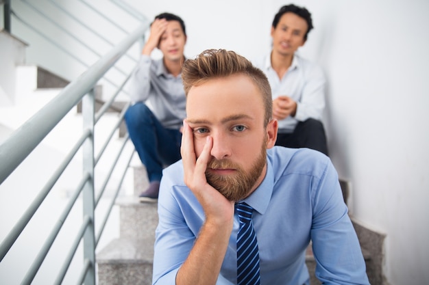 Gratis foto crisis stafmedewerker die werknemer ondernemen