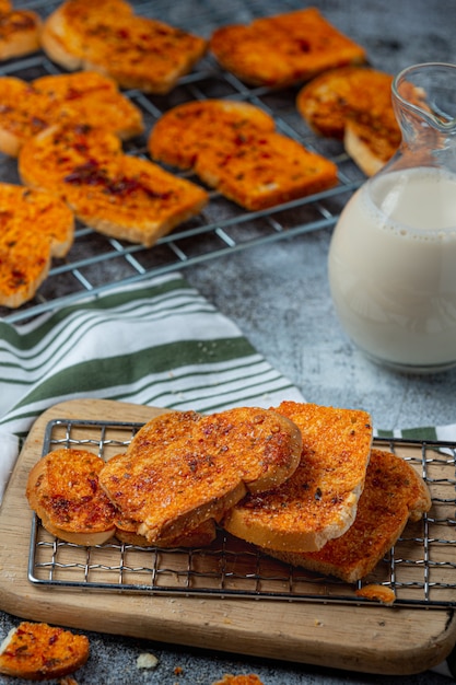 Crispy Flossy Toast met versnipperd varkensvlees.