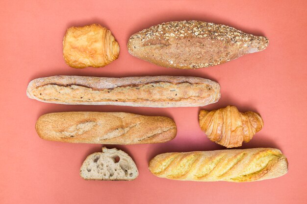 Croissant; bladerdeeg; brood en baguette broden op gekleurde achtergrond