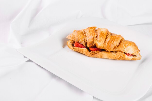 Croissant met aardbeien