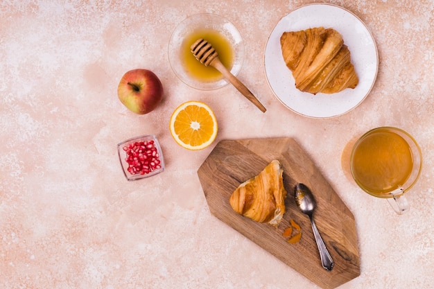 Gratis foto croissant met heerlijke honing