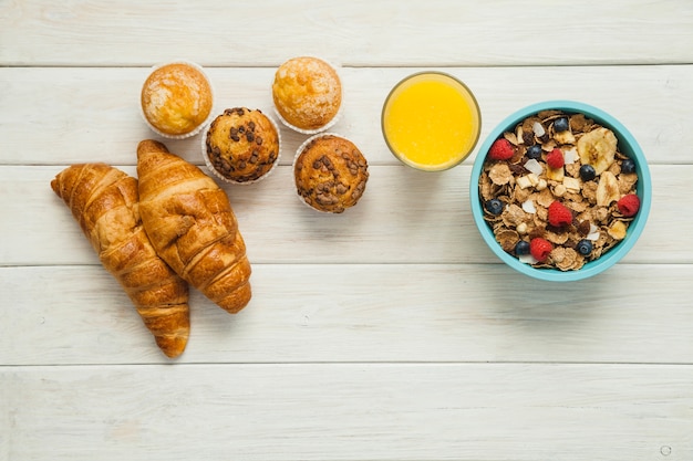 Croissants en cornflakes in arrangement