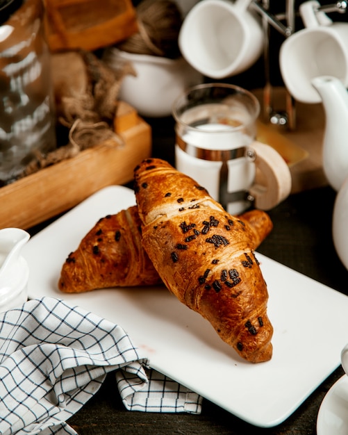 Gratis foto croissants gevuld met chocoladeschilfers