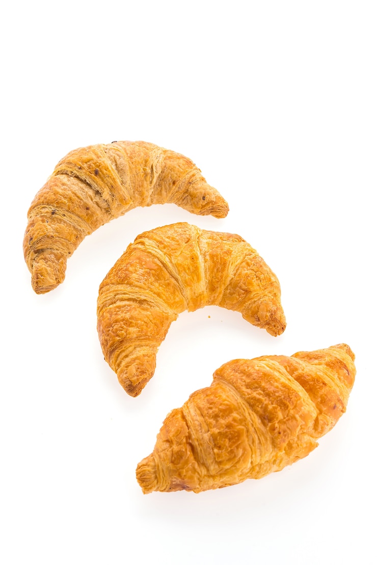 Gratis Foto croissants in een rij op een witte achtergrond