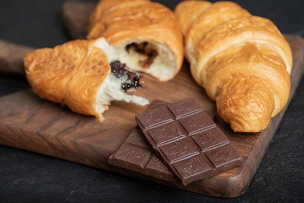 Croissants met chocoladevulling op een donkere ondergrond.