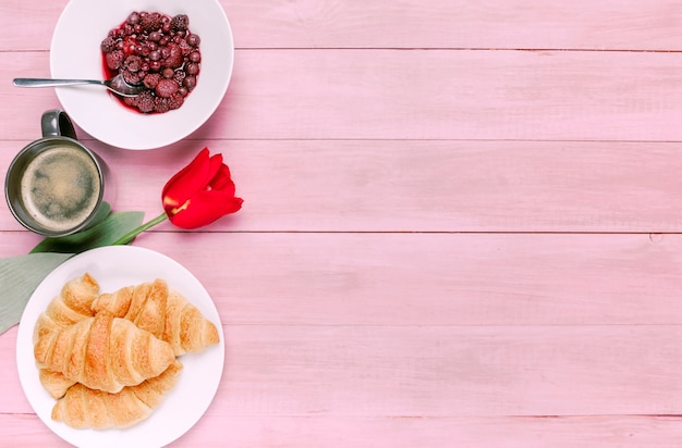 Gratis foto croissants met tulp en bessen op plaat