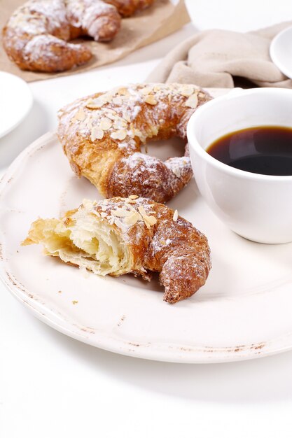 Croissants met zwarte koffie