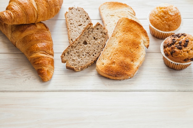 Croissants, muffins en geroosterd brood