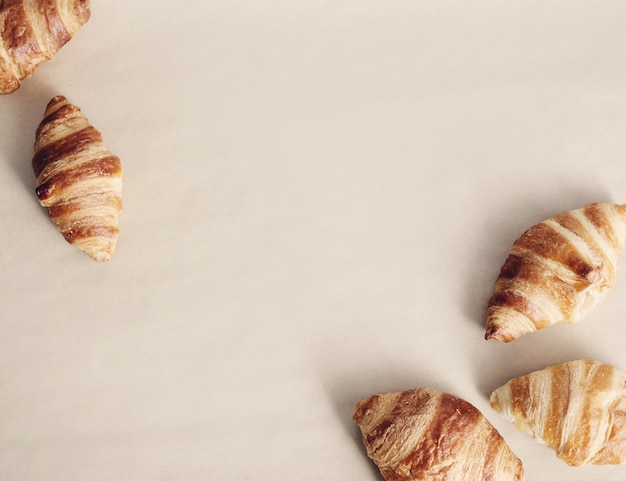 Croissants op beige achtergrond, copyspace bovenaanzicht