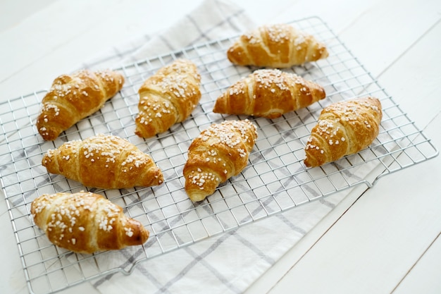 Gratis foto croissants op een dienblad