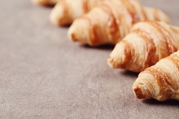 Croissants op grijs