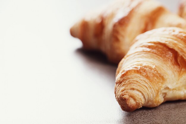 Croissants op grijs