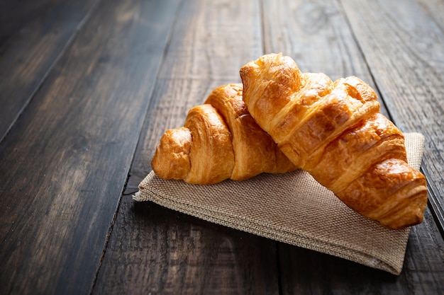 croissants op oude houten tafel.