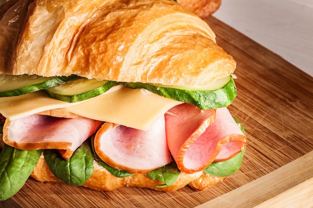 Croissantsandwiches op de houten scherpe raad