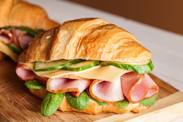 Croissantsandwiches op de houten scherpe raad