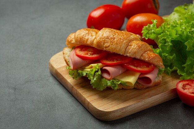 Croissantsandwiches op donkere houten oppervlakte