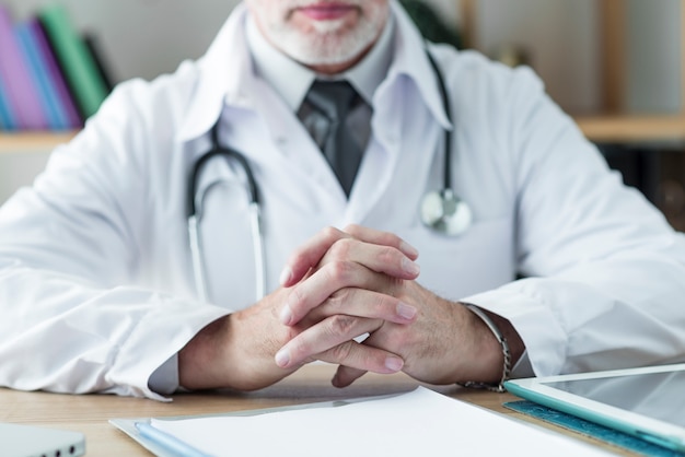 Crop dokter aan tafel zitten