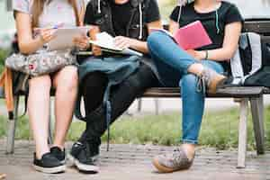 Gratis foto crop studenten stellen met boeken