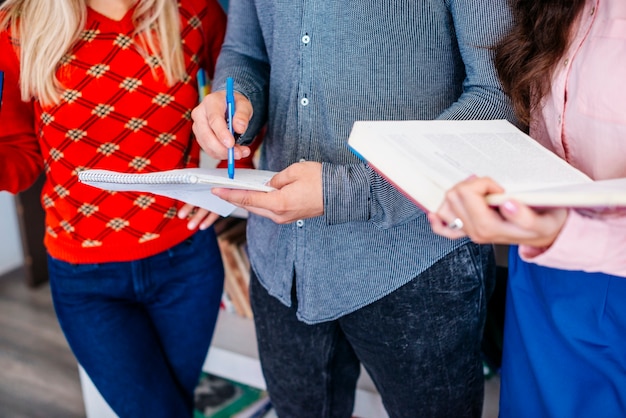 Crop studenten studeren in de bibliotheek