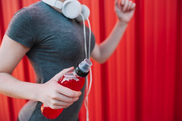 Cropfit vrouw met sportieve drank