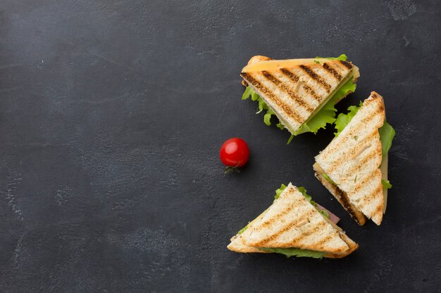 Crunchy club sandwiches van bovenaf