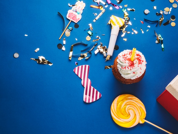 Cupcake en kleurrijke confetti