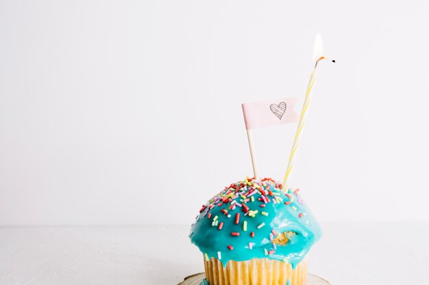 Cupcake met vlag en kaars