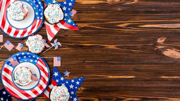 Gratis foto cupcake op platensterren en vlaggen met beeld van amerikaanse vlag