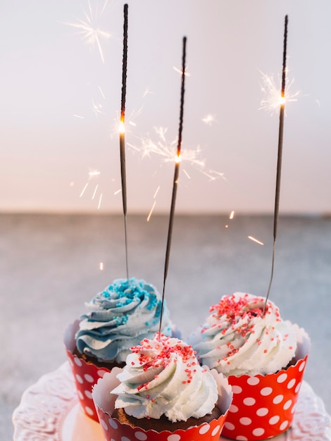 Gratis foto cupcakes en brandende bengaalse lichten