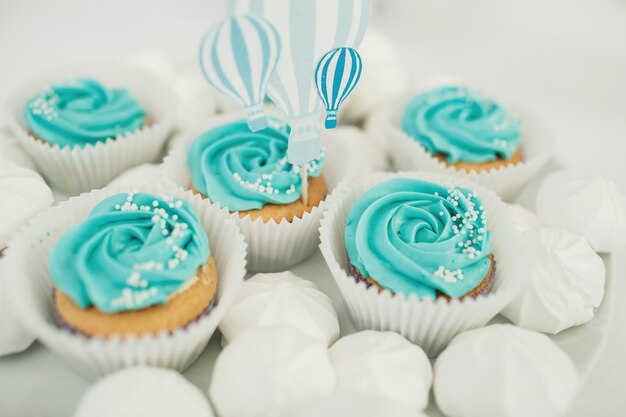 Cupcakes met blauwe glazuur geserveerd op een witte plaat