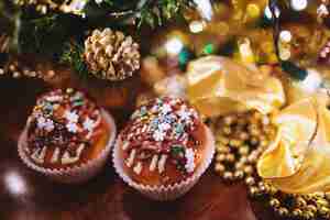 Gratis foto cupcakes met kerstmisdecoratie