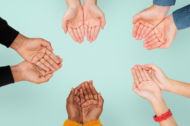 Gratis foto cupping handen gebaar voor milieu campagne