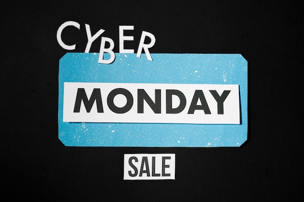 Gratis foto cyber ​​monday-verkoop op papierbladen