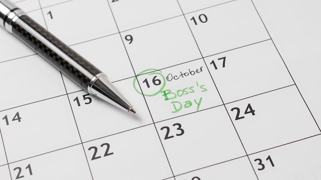 Dagarrangement van hoge hoek baas op kalender