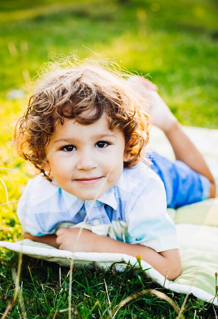 Gratis foto dagwit gezonde jongen persoon