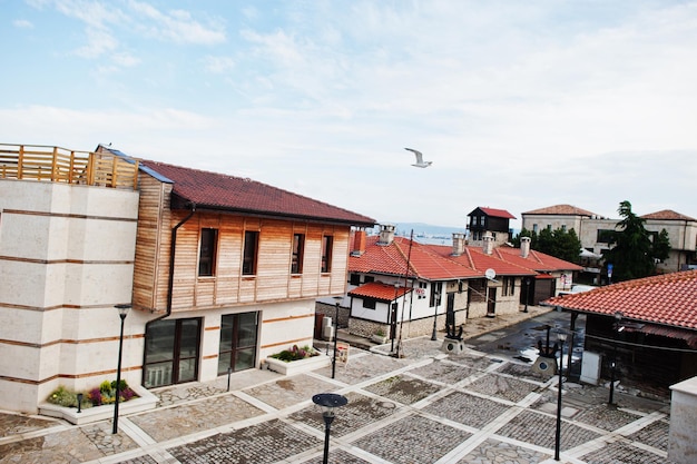 Dak met oranje tegelhuizen van oude haven Nesebar Bulgaria
