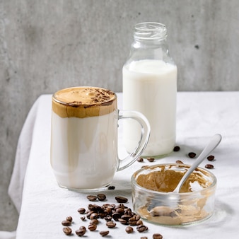 Dalgona schuimige koffie trend koreaanse drink melk latte