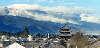 Gratis foto dali oude stad uitzicht op het dak met bewolkte mt cangshan. yunnan, china.