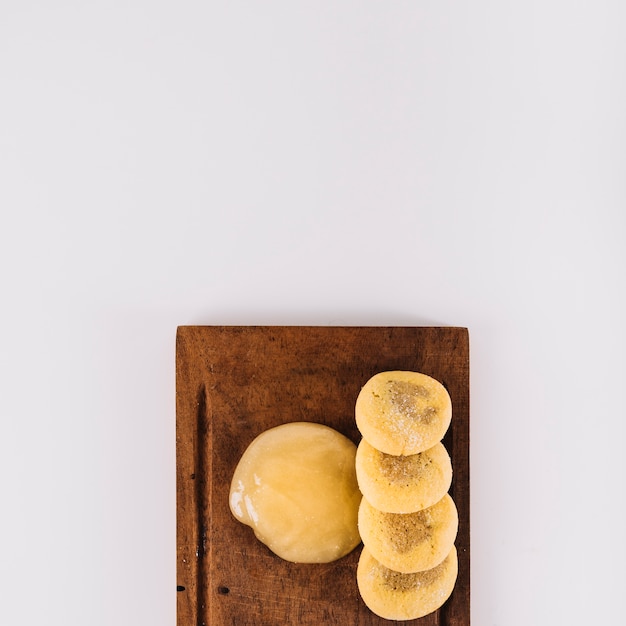 Gratis foto daling van citroengestremde melk met koekjes op houten dienblad