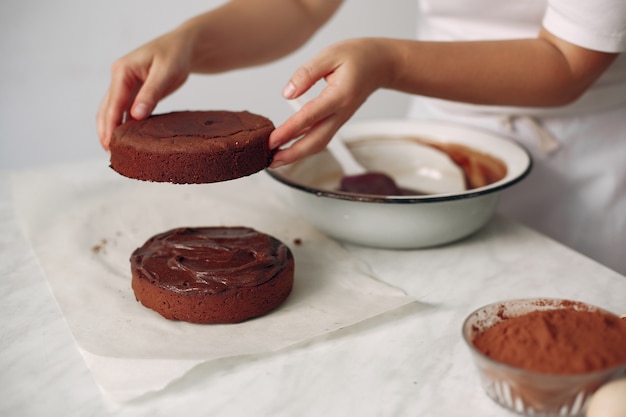 Dame bereidt dessert. Vrouw bakt een cake.