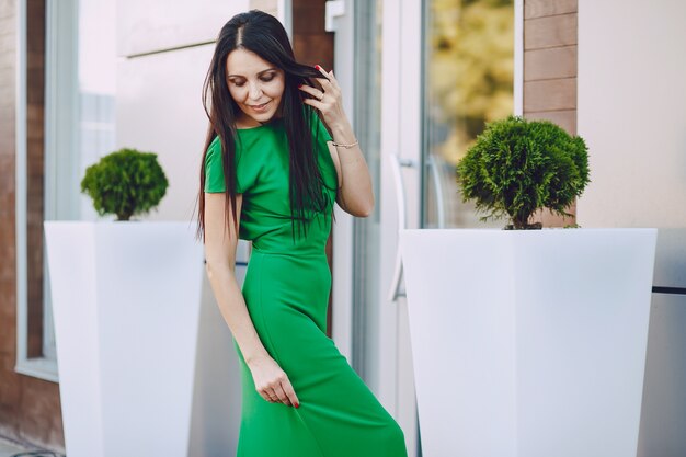 dame in groene jurk