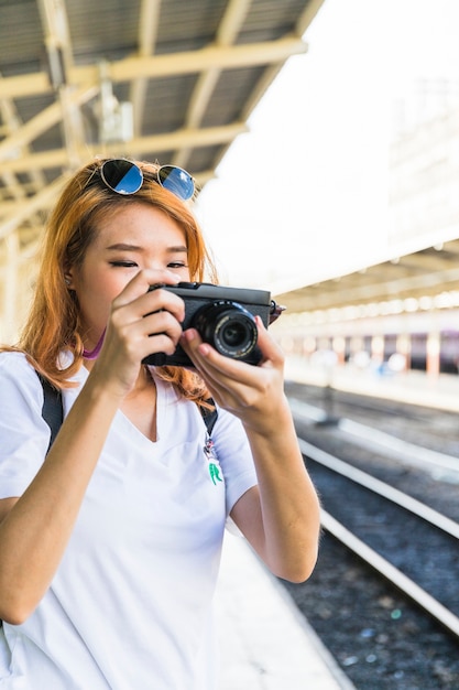 Dame met camera op platform