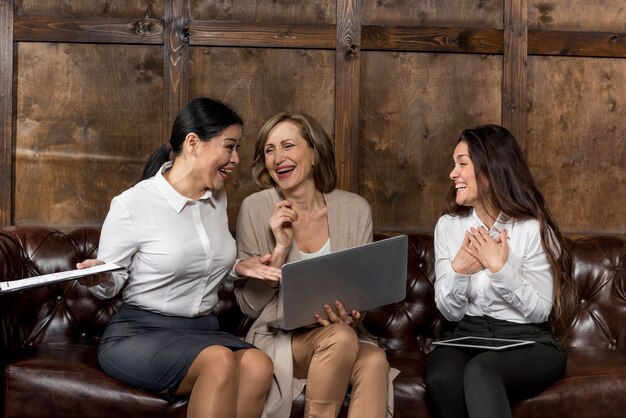 Dames op de bank met een goede lach