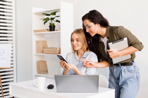Dames op kantoor werken