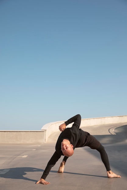 Danser die elegante uitvoerende kunst doet