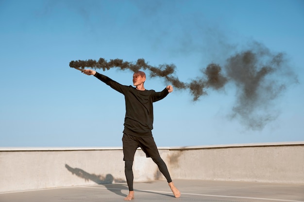 Danser die elegante uitvoerende kunst doet