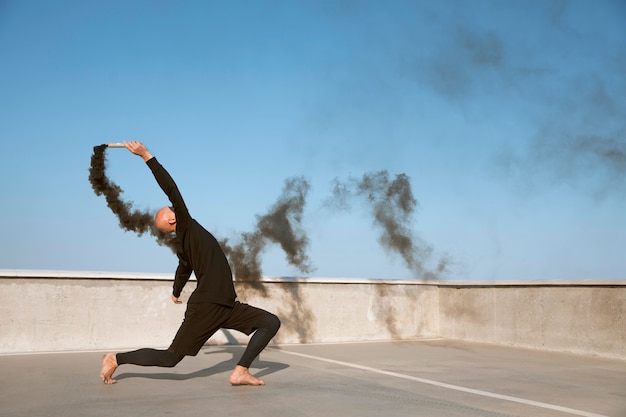 Gratis foto danser die elegante uitvoerende kunst doet