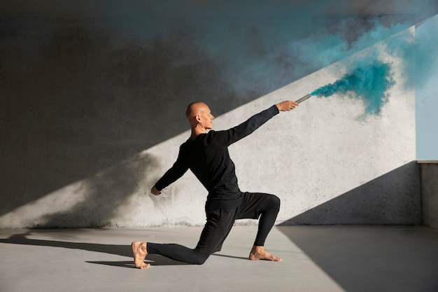 Danser die elegante uitvoerende kunst doet