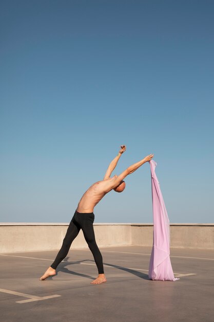 Danser die elegante uitvoerende kunst doet