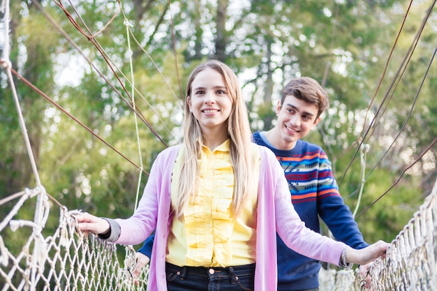 Gratis foto dapper meisje op de brug